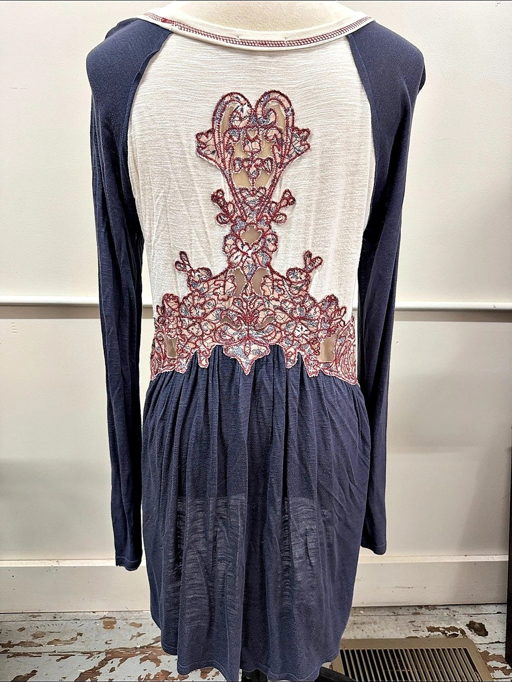 GIMMICKS by BKE (Buckle) Embroidered Long Sleeve Tunic